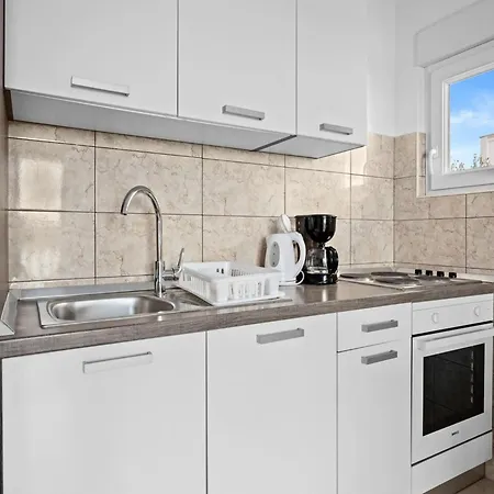 Coastal Comfort With Balcony Apartman *